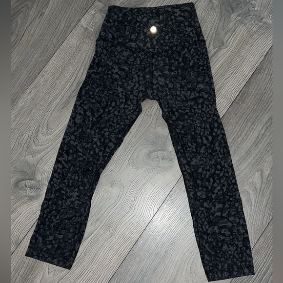Lululemon Align Crop size 4 with a 21" inseam Wild Thing Camo Deep Coal Multi - Picture 6 of 13